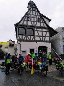 Quelle: Bettina Trilsbach Radhaus Lützelsachsen mit Fahrradfaherer